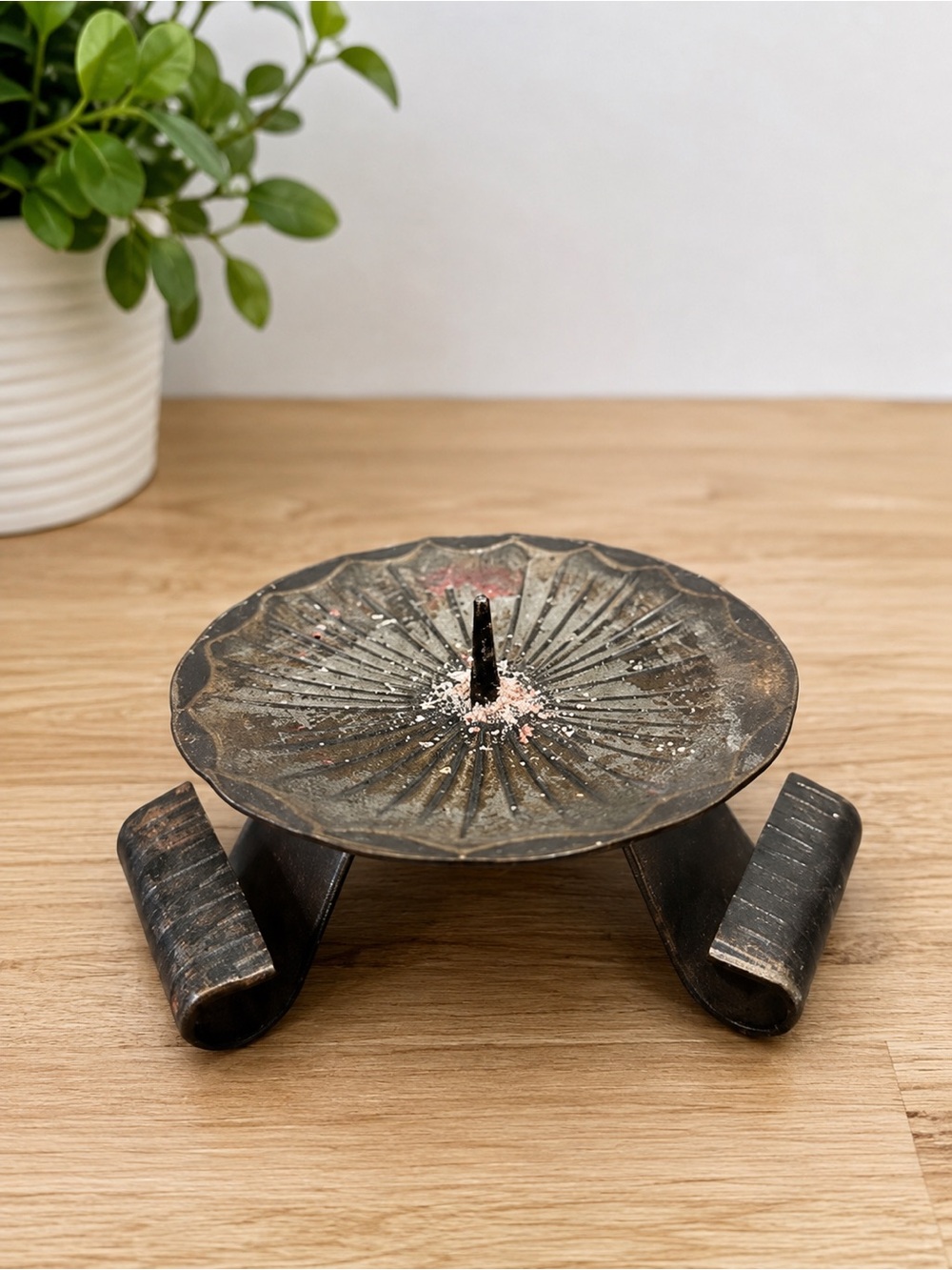 Vintage Gothic Pricket Candle Holder Sunburst Tripod Witchy Altar Dark Academia - Picture 3 of 5
